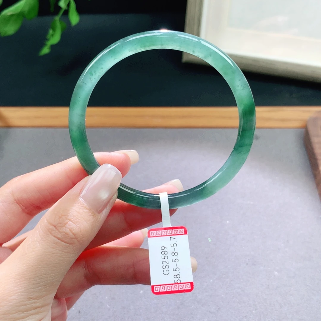 翡翠手镯未镶嵌天然翡翠