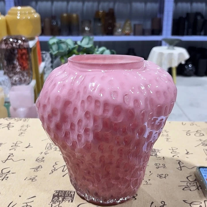 高度26厘米的粉红色琉璃草莓