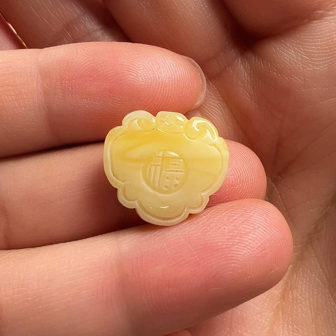 蜜蜡颈饰未镶嵌平安如意锁