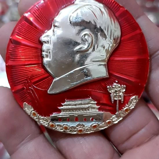 铝华*哥圆形红色文字像章