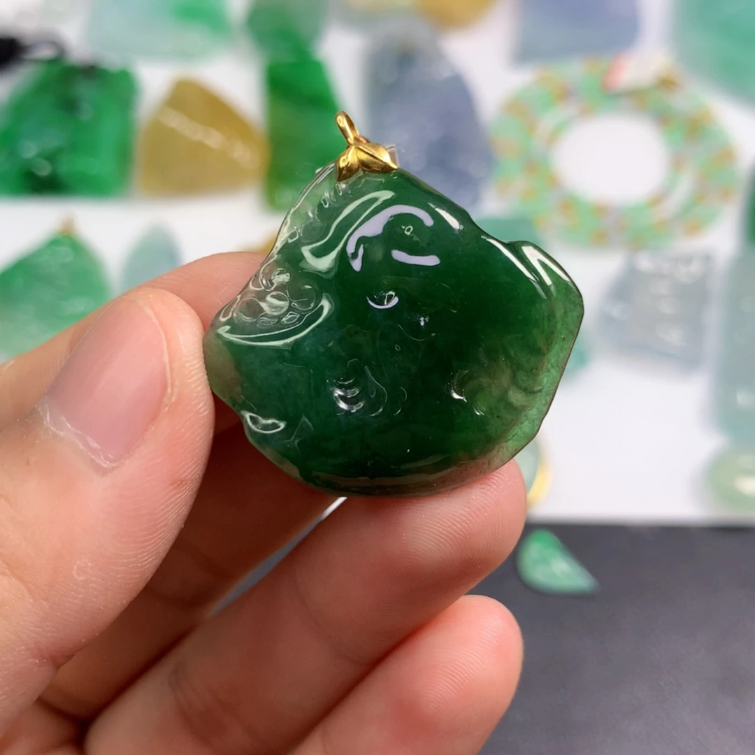 【闪购商品】颈饰18K金镶嵌翡翠逸**石