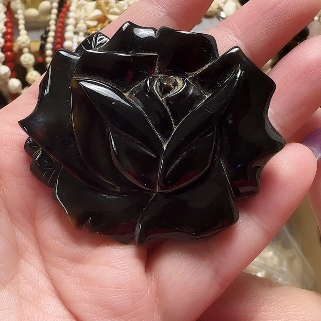 银满血玫瑰花胸针