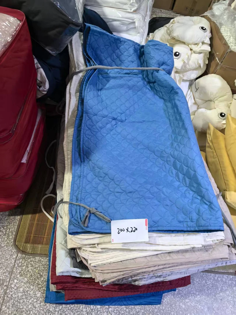 《厚广家》3楼200×220杂款化纤薄款床盖 发1张，不挑色
