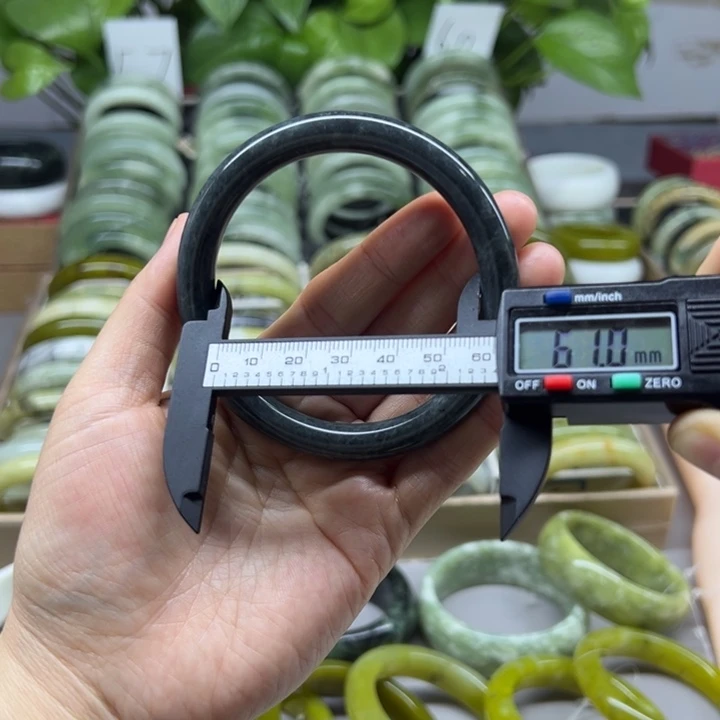 蛇纹石玉未镶嵌手镯65