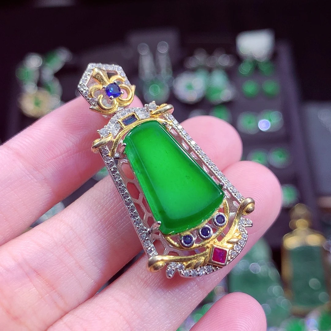 翡翠未镶嵌颈饰挂件