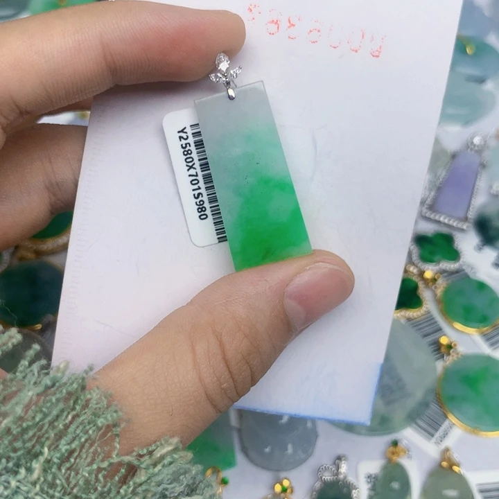 翡翠18K金镶嵌颈饰无事牌