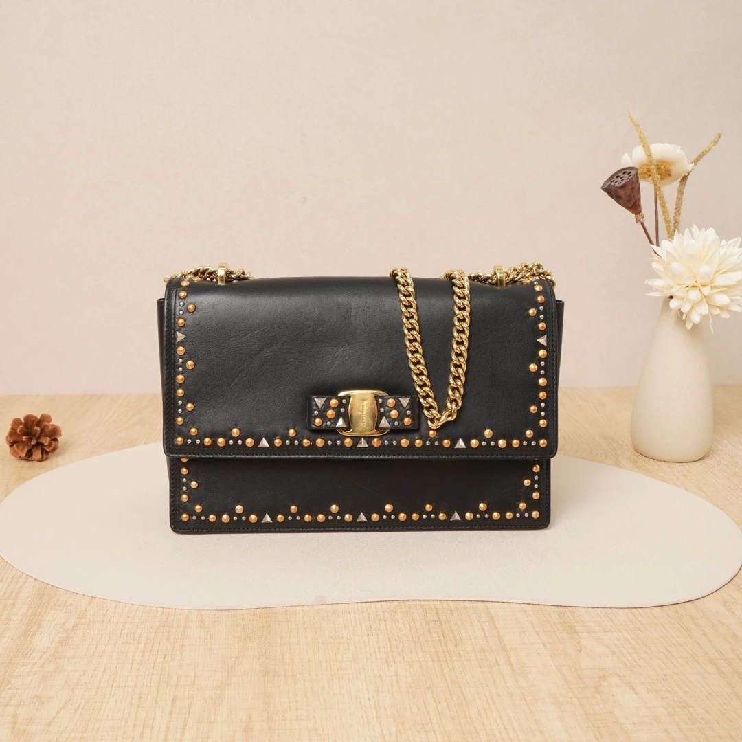 95新 FERRAGAMO/菲拉格慕 铆钉链条斜挎包黑色牛皮DS026761