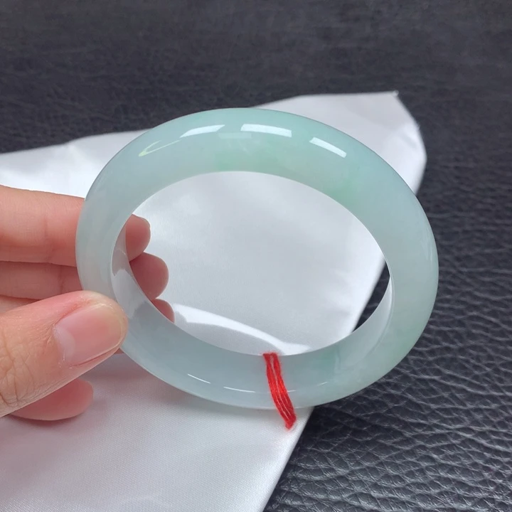 翡翠手镯未镶嵌。