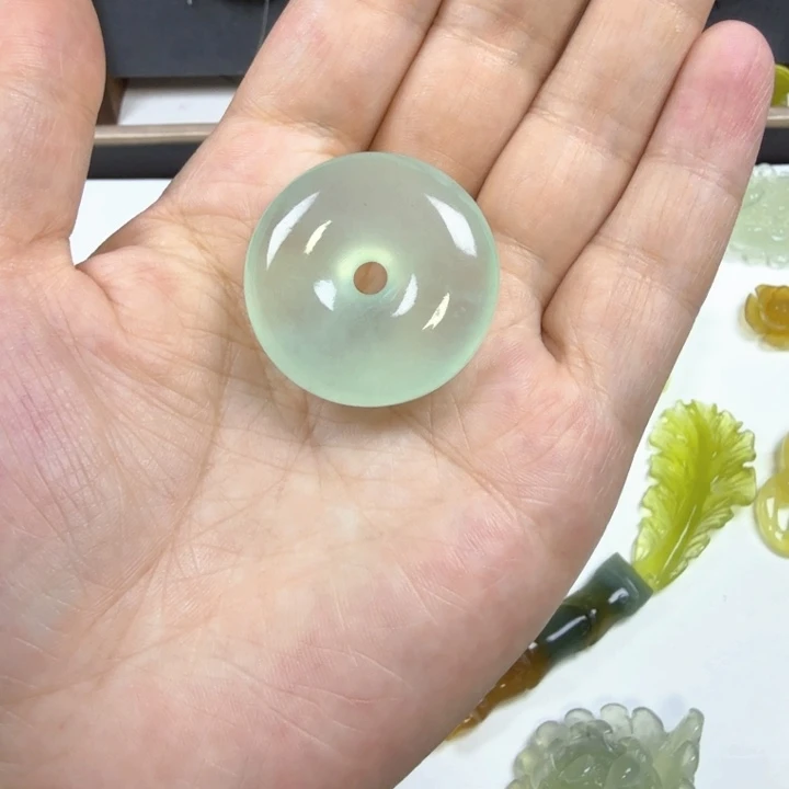 蛇纹石玉未镶嵌颈饰简**福