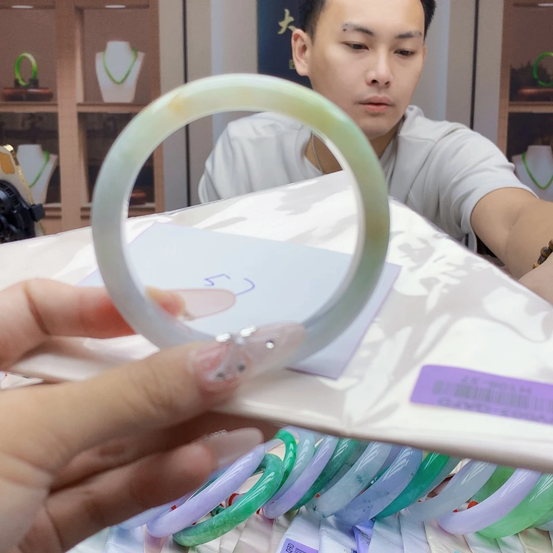 翡翠手镯未镶嵌67788899898999999