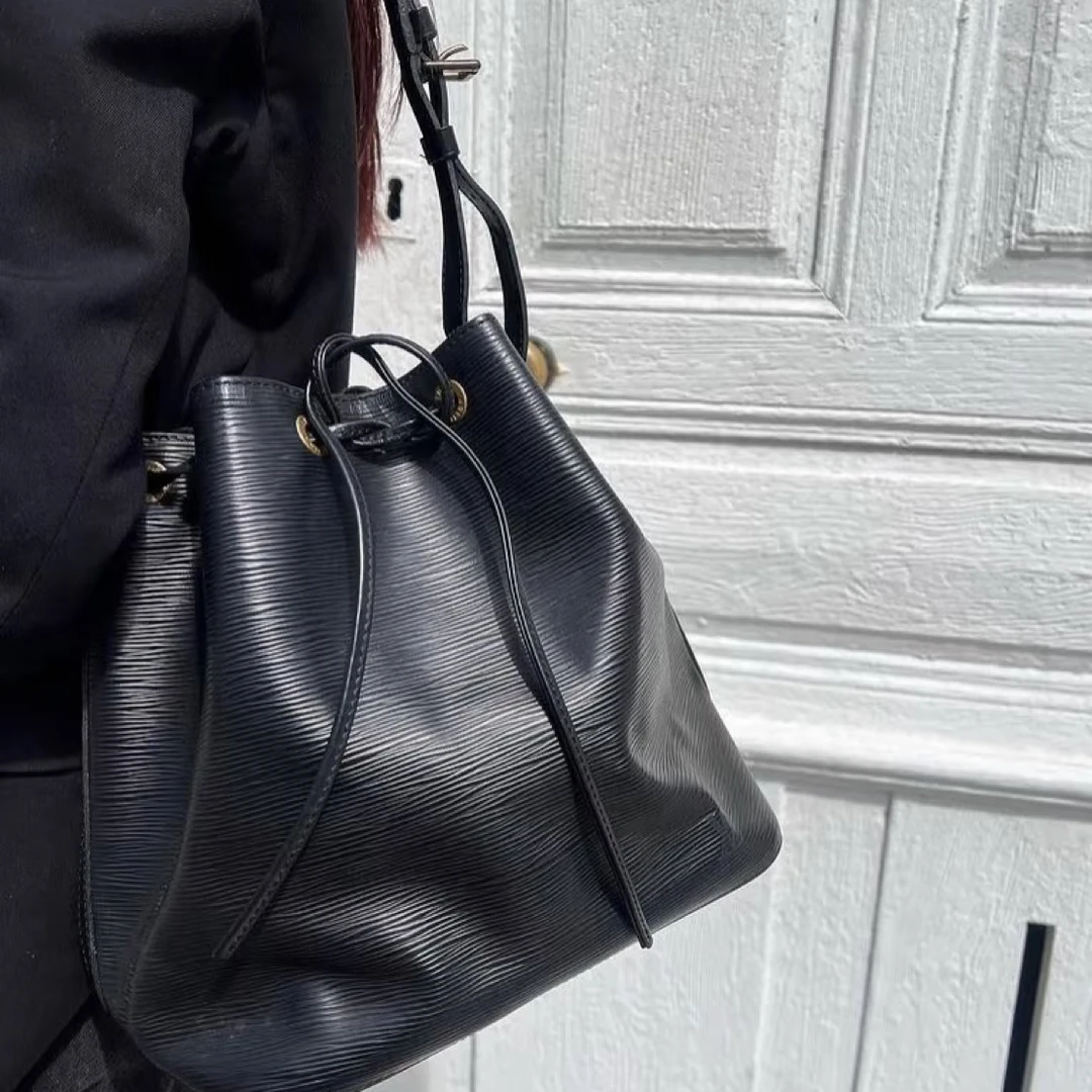 95新 LouisVuitton/路易威登 Lv黑色水波纹水桶包12220