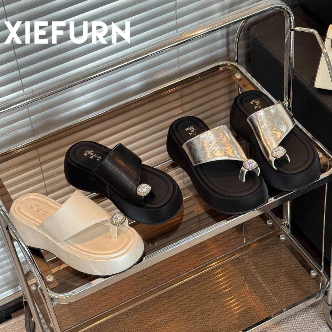 XIEFURN/鞋夫人2025新款夏季水钻凉拖鞋女增高外穿人字拖时尚厚底