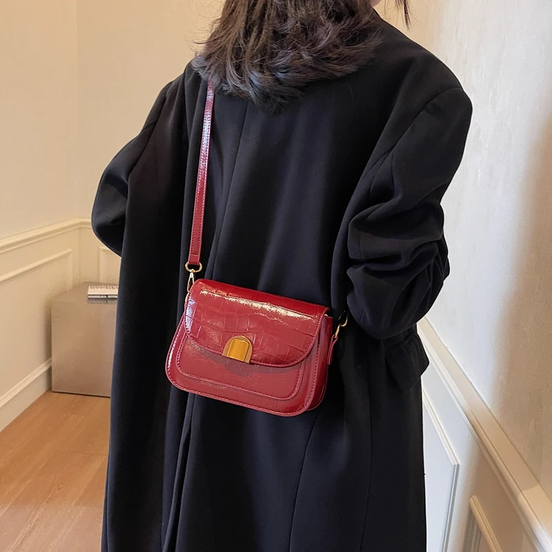 爆款时尚小方包2024韩版ins新款洋气斜挎包复古百搭通勤小包包女