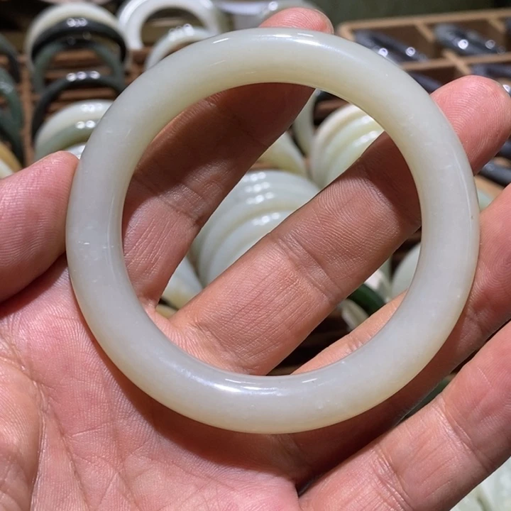 薇***安和田玉（白玉）手镯未镶嵌