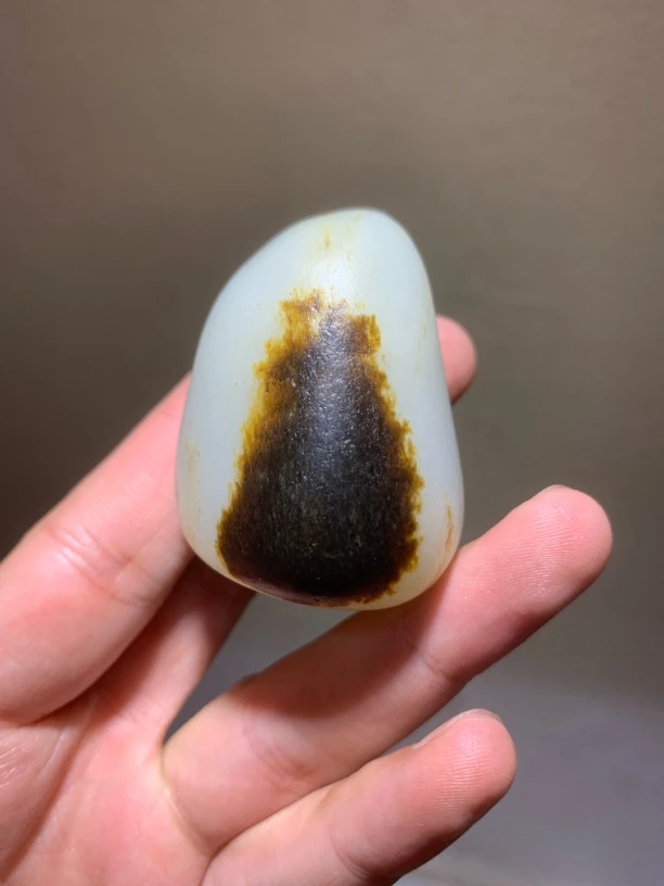 新疆和田 双面聚黑皮 羊脂玉籽料原石 100克