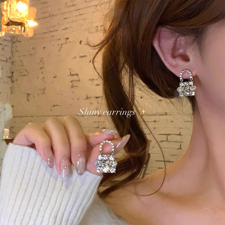 铜合金锆石耳饰 重工款秋冬气质闪锆包包耳环女小香风设计感耳针