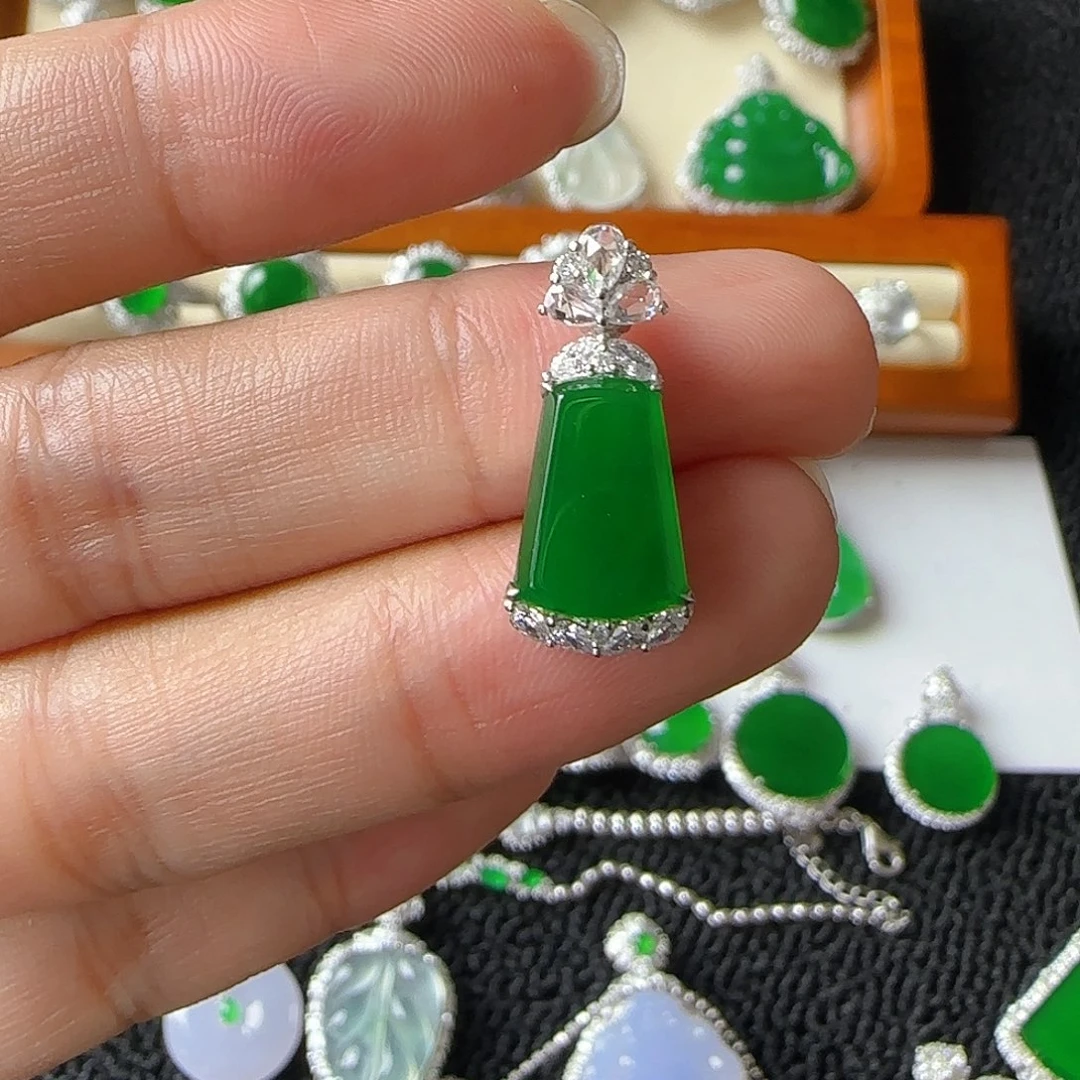 识***一翡翠18K金镶嵌颈饰吊坠