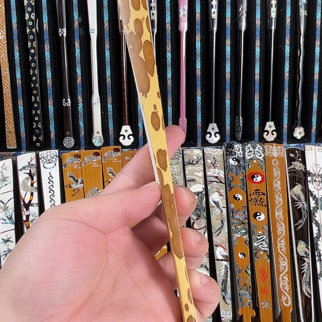 :***）扇子手工制作工艺精湛