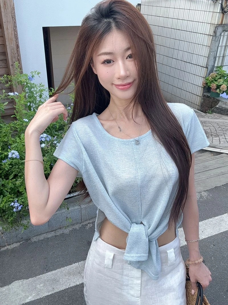 2025独特超好看短袖t恤女夏季设计感气质短款修身开叉圆领上衣潮