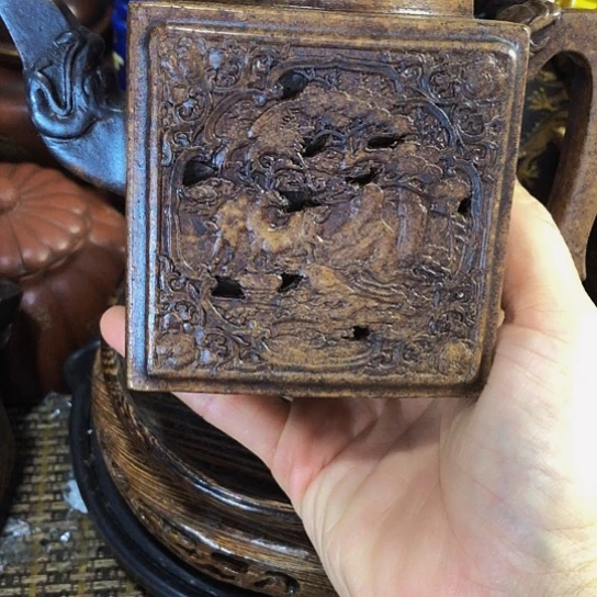 茶壶紫砂原矿泥料手工制作的一把紫砂壶。