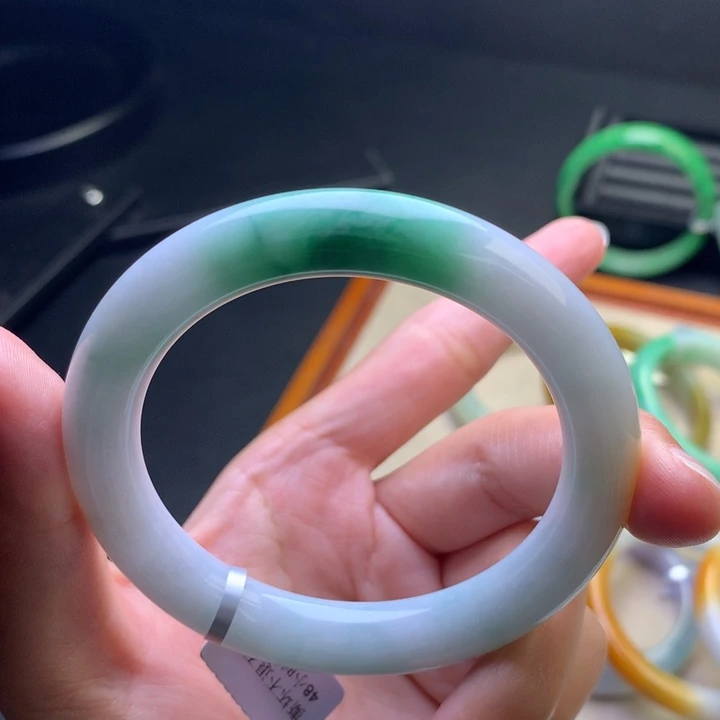 翡翠手镯未镶嵌翡翠手镯