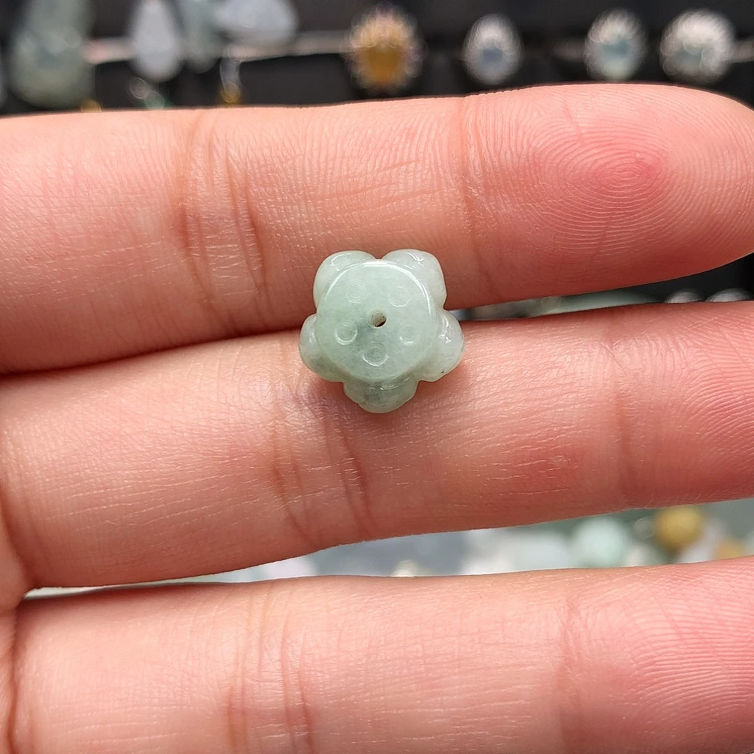 翡翠未镶嵌颈饰莲花