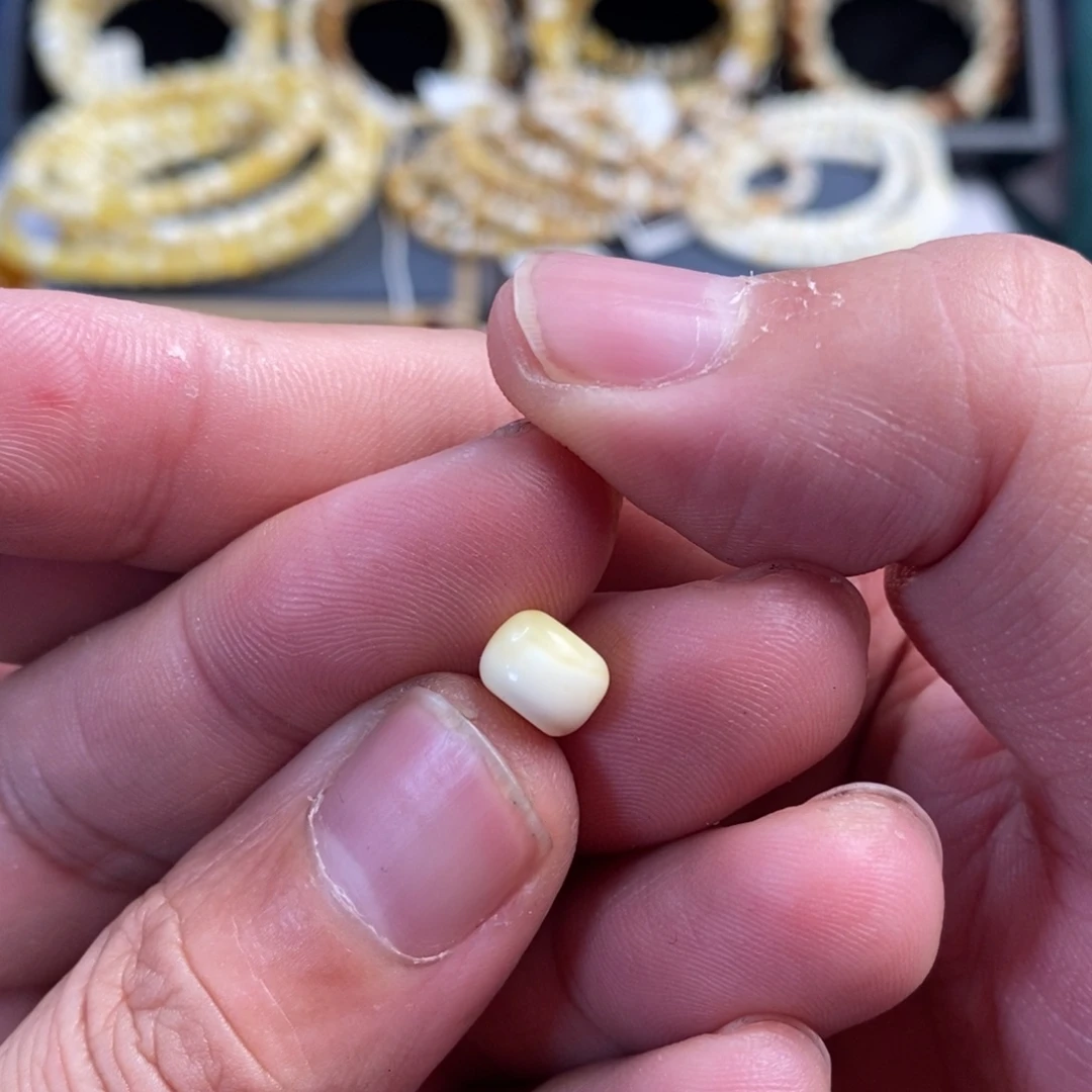 赵****蜜蜡未镶嵌裸石8*6mm
