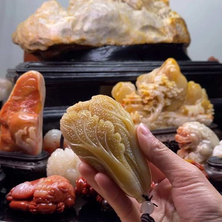 田黄石百财聚来手把件