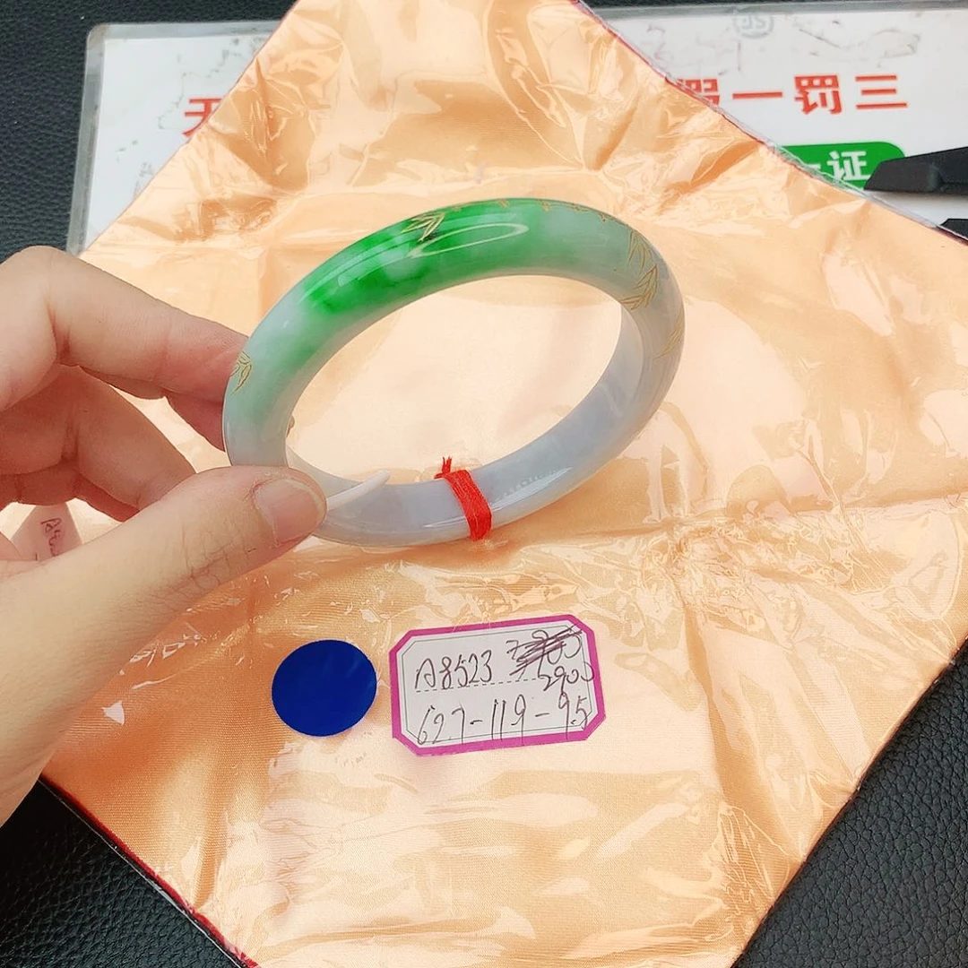 翡翠手镯未镶嵌翡翠