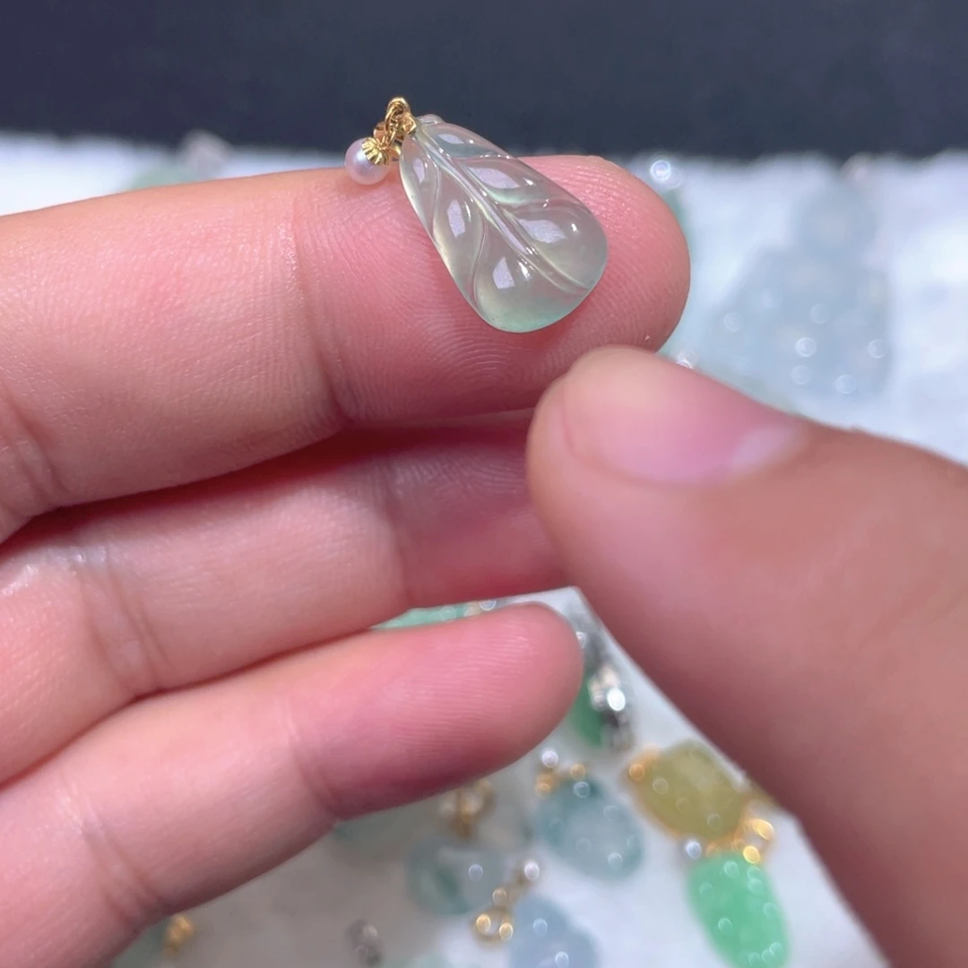 颈饰18K金镶嵌翡翠