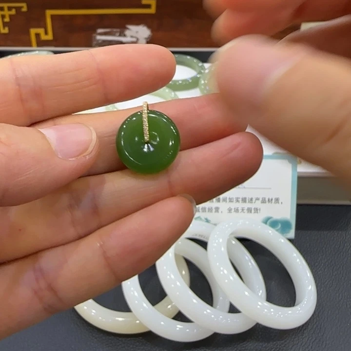 颈饰18K金镶嵌和田玉