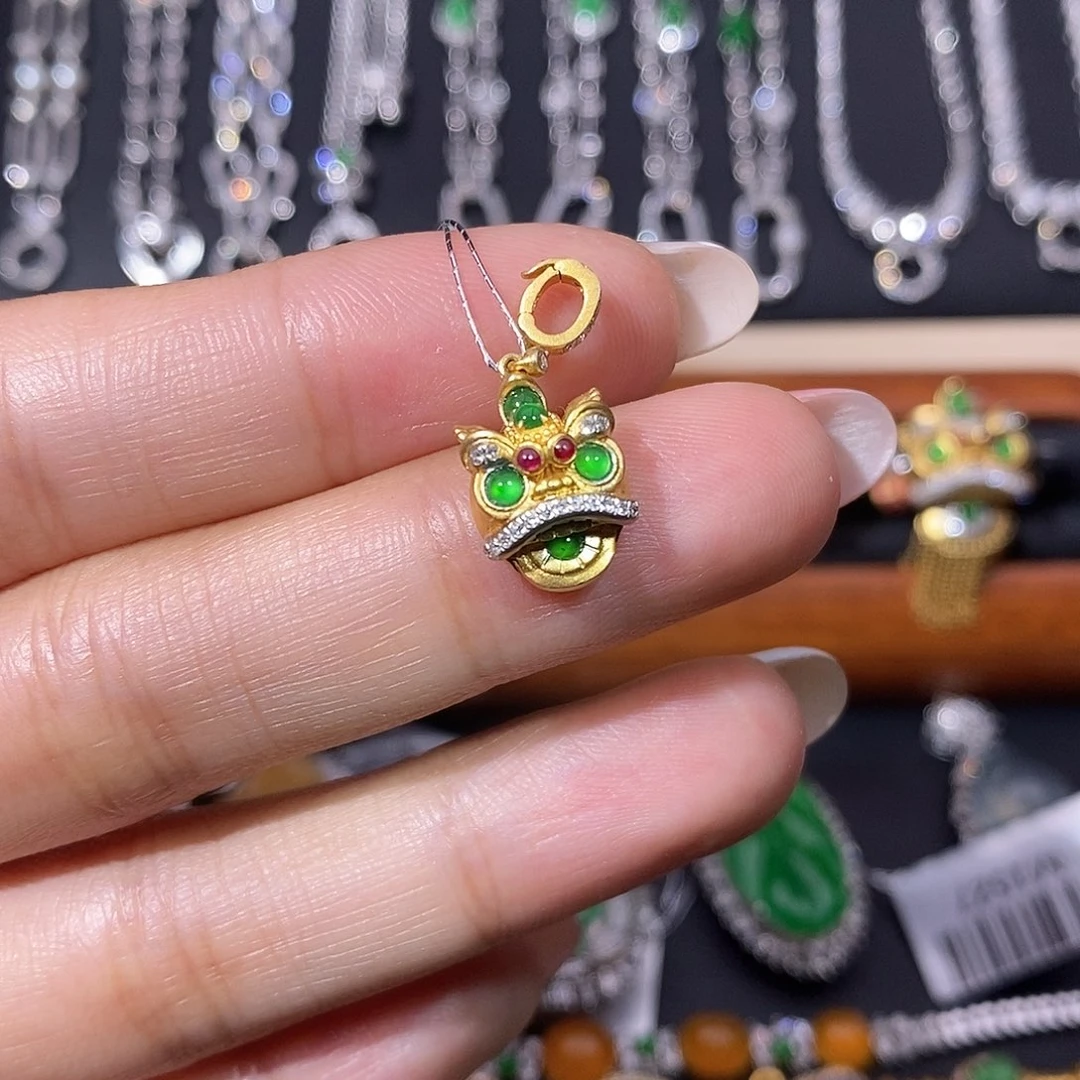 翡翠18K金镶嵌颈饰吊坠