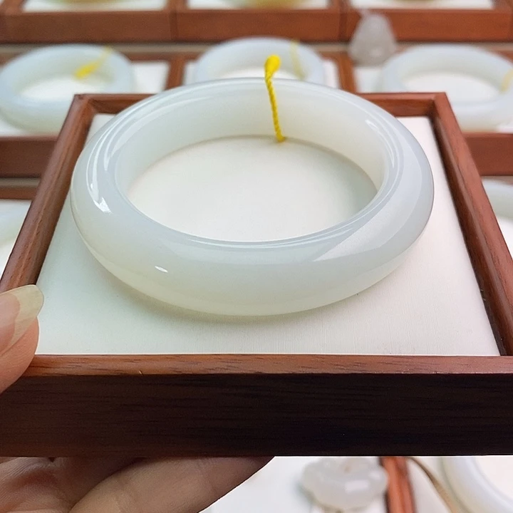 轻***师和田玉（白玉）手镯未镶嵌
