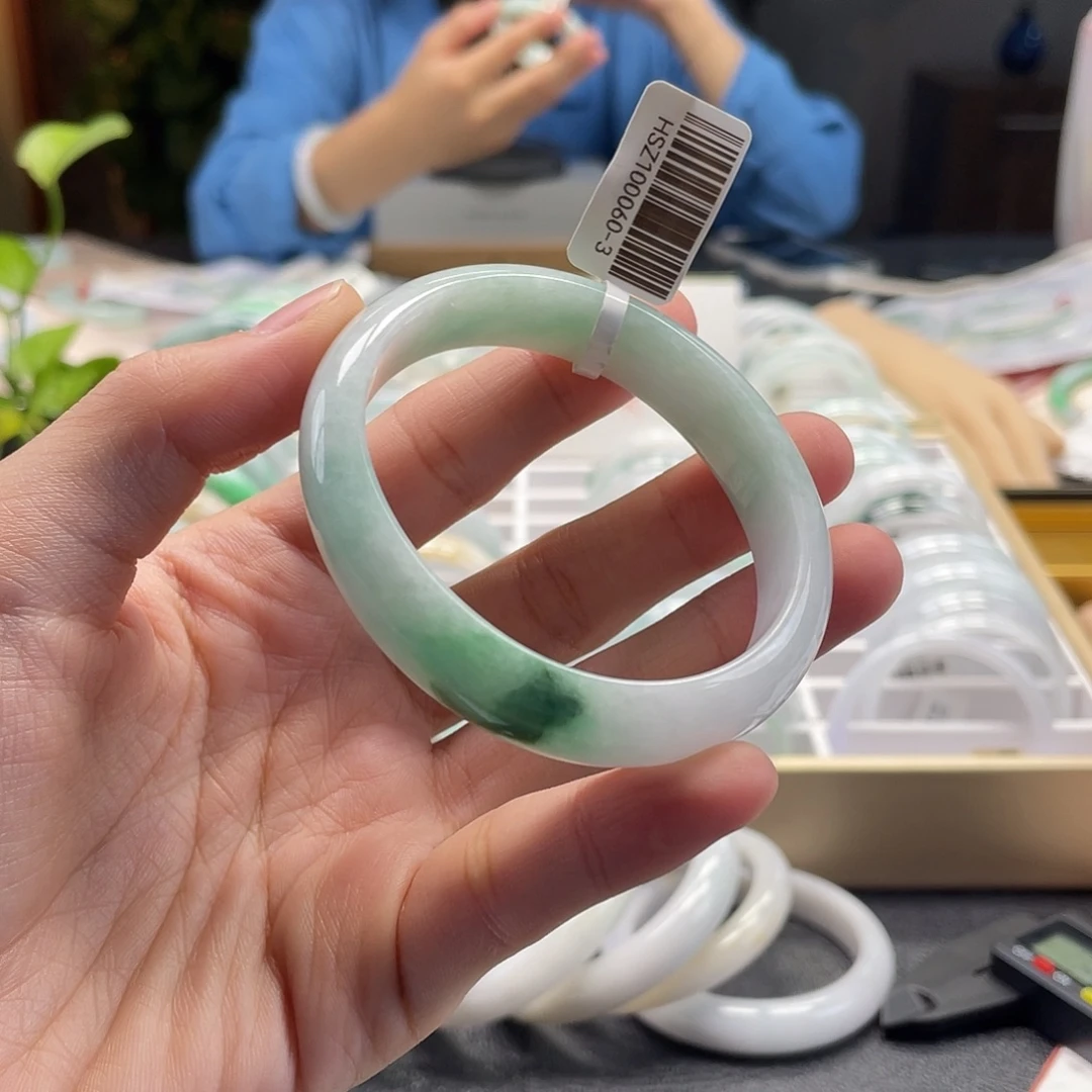 翡翠未镶嵌手镯55贵妃