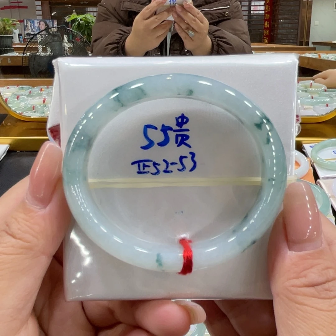 翡翠手镯未镶嵌翡翠