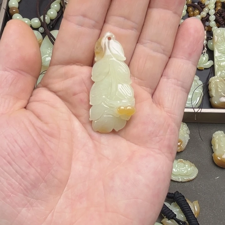 岫岩老玉（透闪石质玉）颈饰未镶嵌逍***。