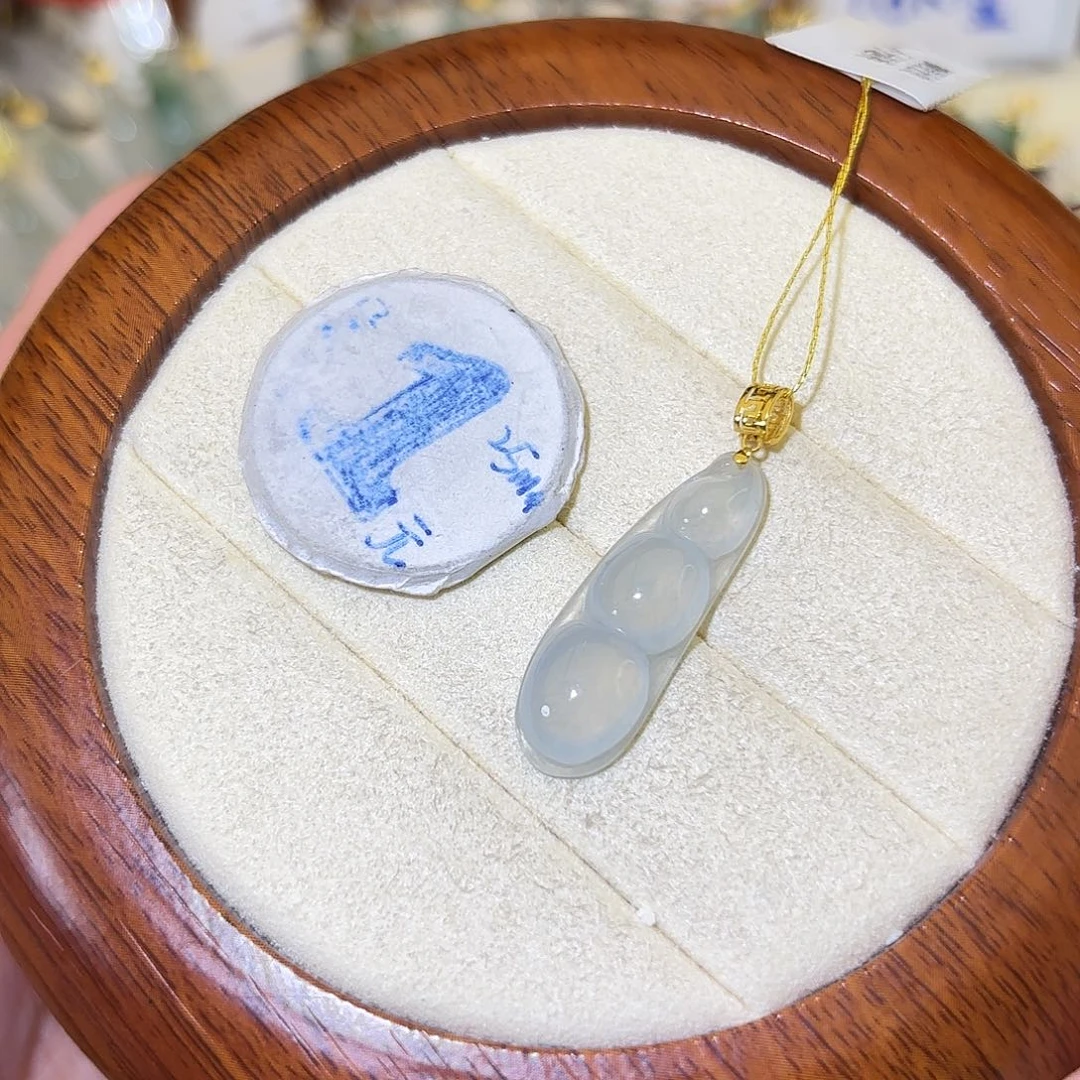 翡翠18K金镶嵌颈饰豆子