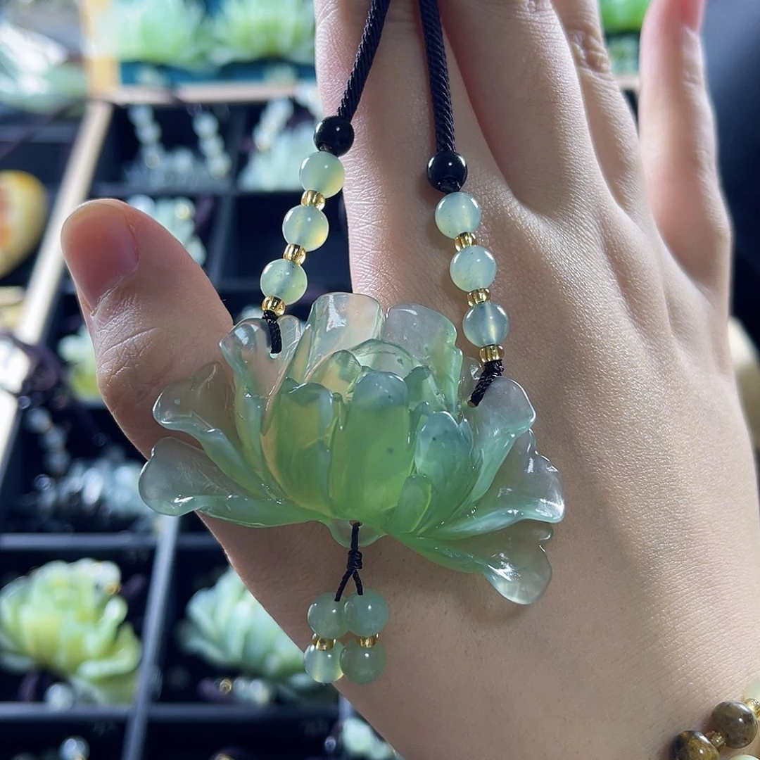 蛇纹石玉颈饰合金心**云