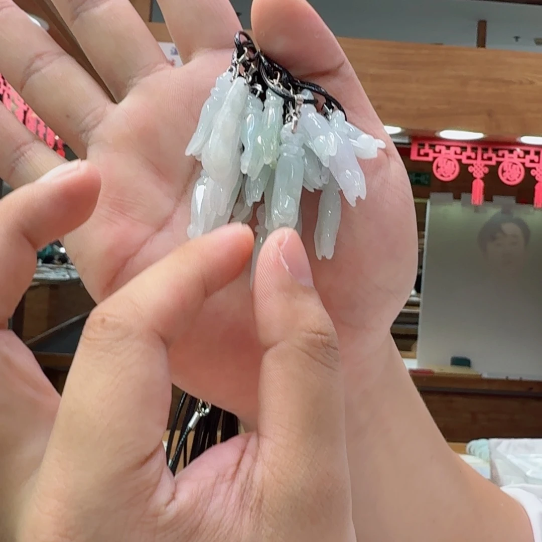 翡翠未镶嵌颈饰多样性发一