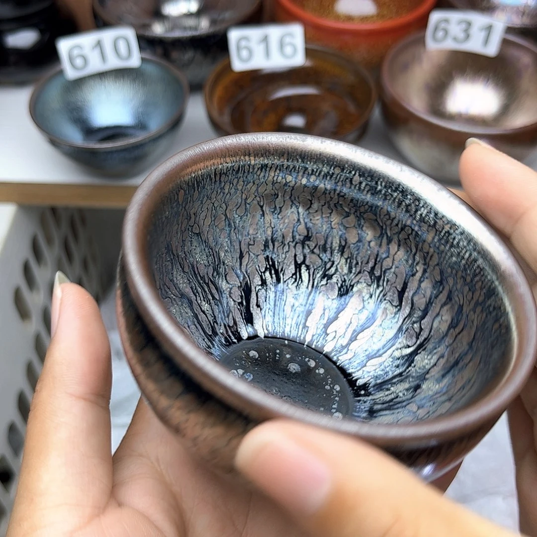 茶盏他超级显腿长