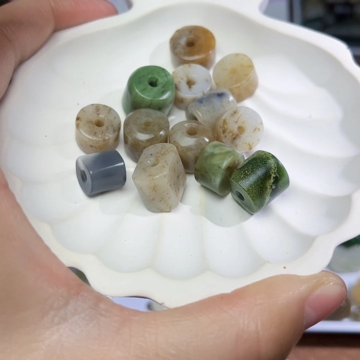 和田玉（糖玉）未镶嵌珠宝半成品随机发3颗微瑕款