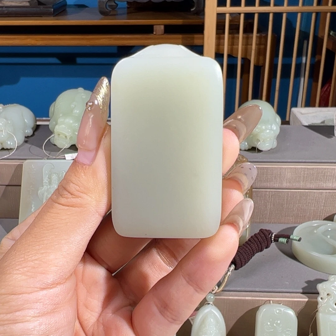 有***许颈饰未镶嵌和田玉（糖玉）