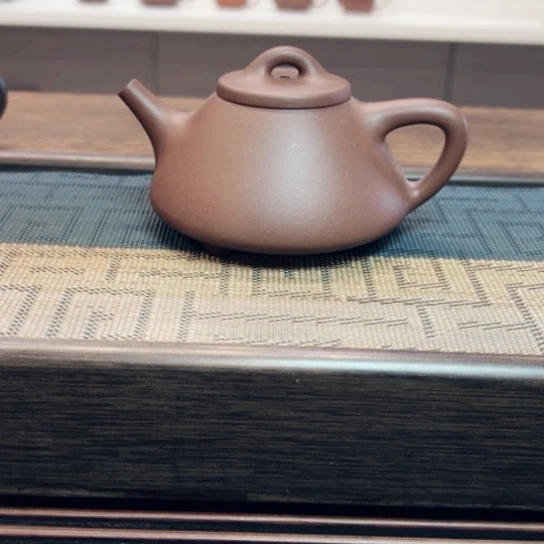茶壶紫砂黄龙山原矿底槽清半手工（200 cc）