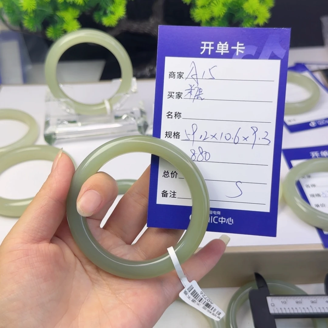 和田玉手镯未镶嵌糖***?