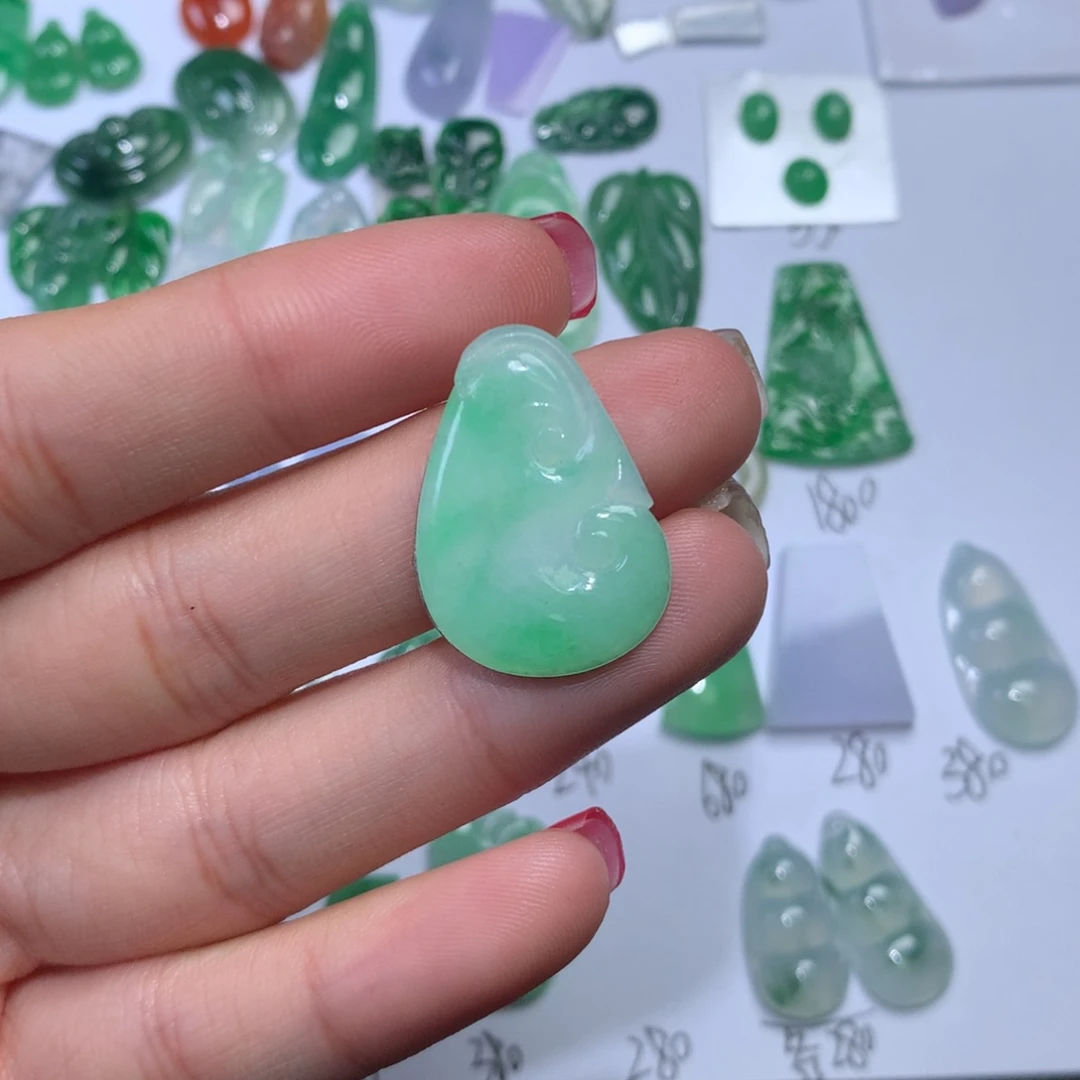 翡翠未镶嵌颈饰如意