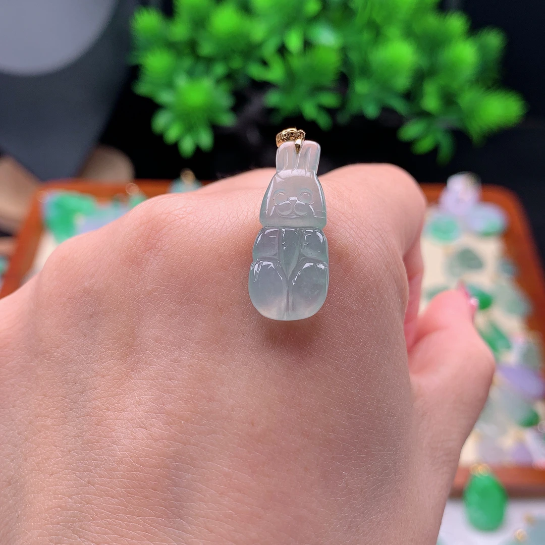 天然缅甸翡翠18k镶嵌兔子吊坠、001尺寸27.7×10.8×4.2（下单咨询）