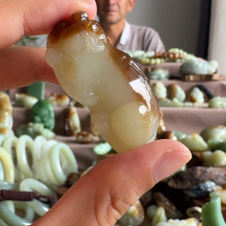颈饰未镶嵌和田玉（糖玉）