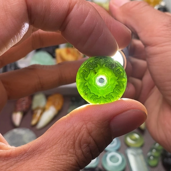 蛇纹石玉未镶嵌颈饰