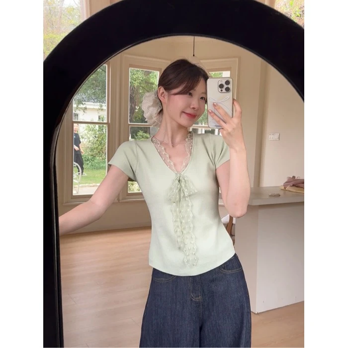 多巴胺绿色v领针织短袖t恤女夏季2025新款蕾丝蝴蝶结短款修身上衣