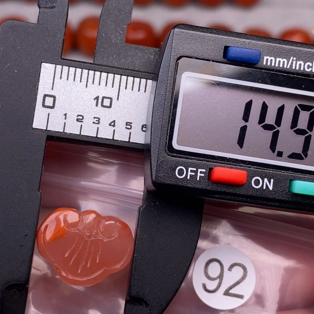 南红玛瑙未镶嵌配饰有瑕疵